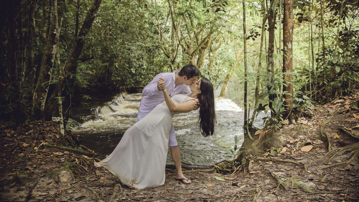 Ensaio pré casamento do casal Allan & Rafaela na Cachoeira Santuário no Amazonas  noivos