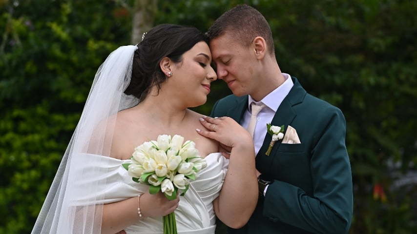 Casamento Eternizare - Noiva e Noivo em momento romântico