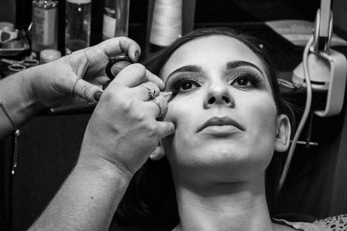noiva sendo maquiada no making of
