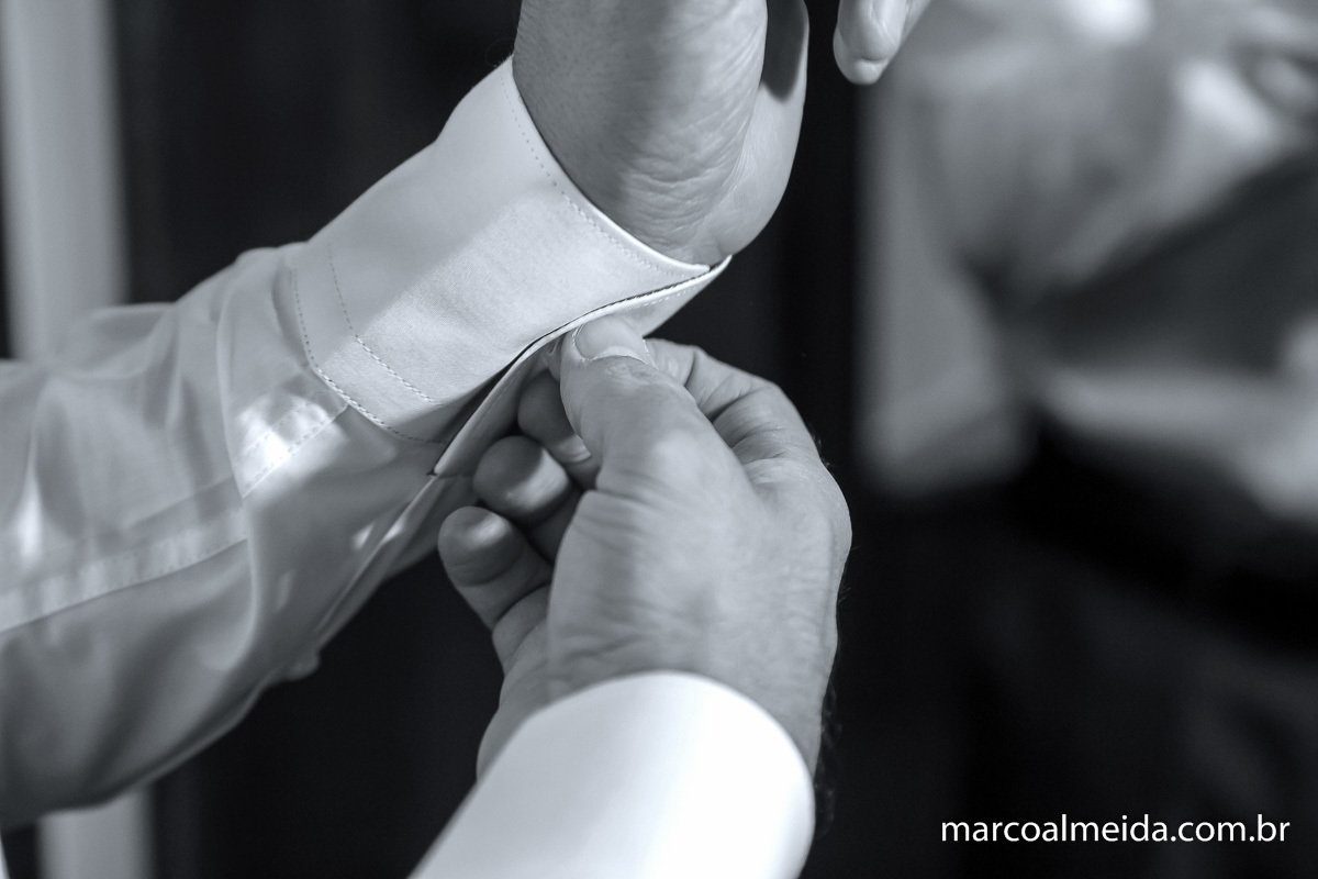 noivo abotoando a abotuadura