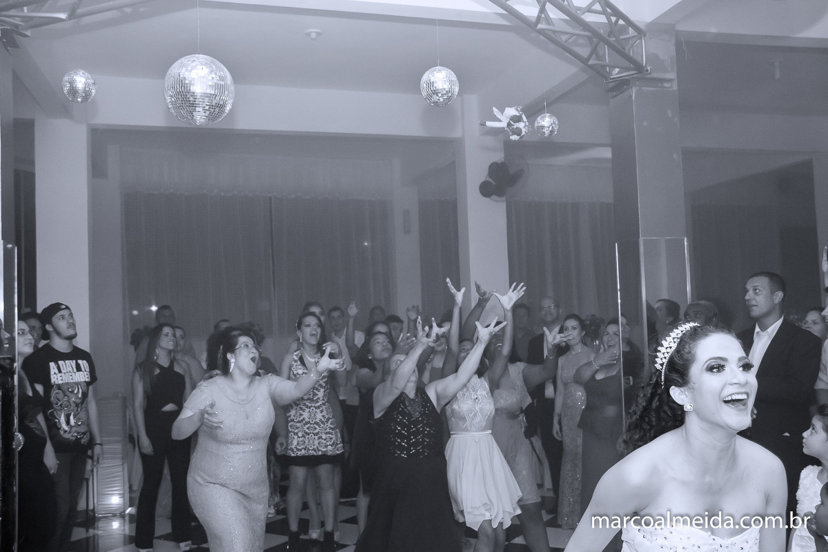 NOIVA JOGANDO O BUQUET