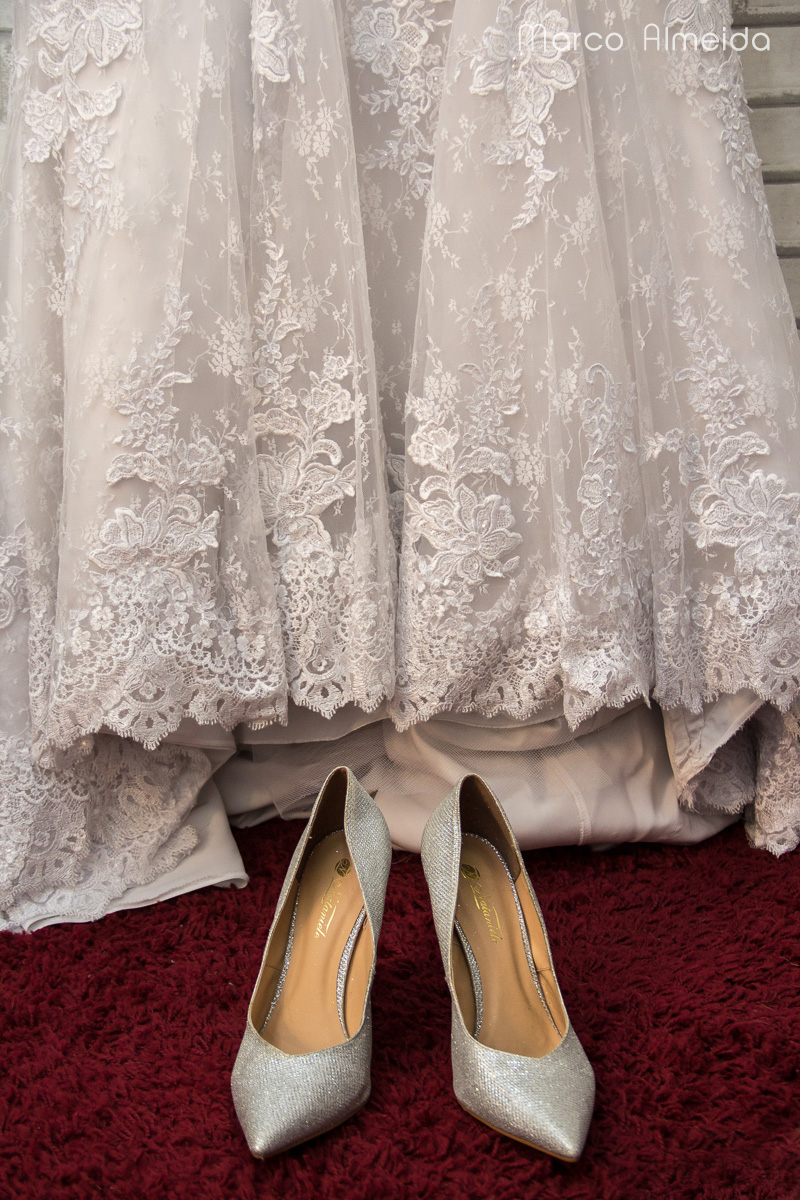 sapato e vestido de noiva