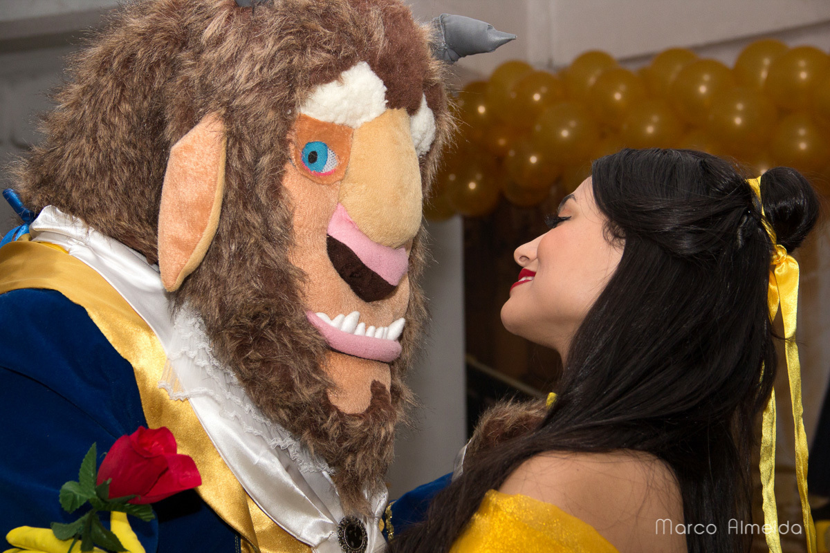 a bela e a fera dançando