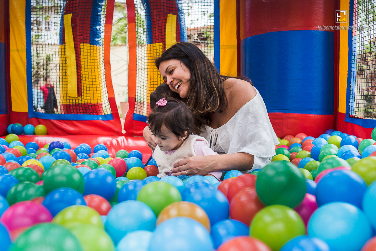 Felipe Mota Fotografia - Fotografa Aniversário de um ano na cidade de Pouso Alegre, uma festa decoração infantil em casa.