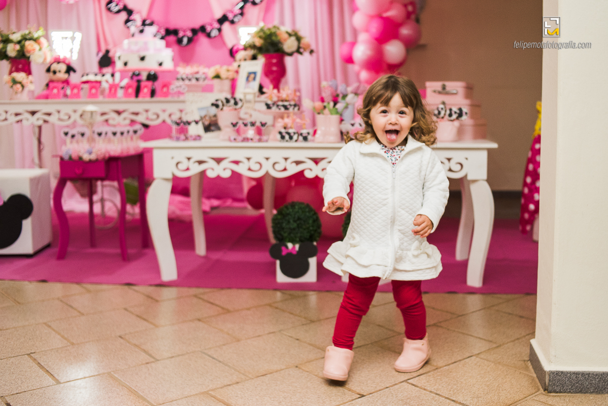 Felipe Mota Fotografia - Fotografa Aniversário de um ano na cidade de Pouso Alegre, uma festa decoração infantil em casa.