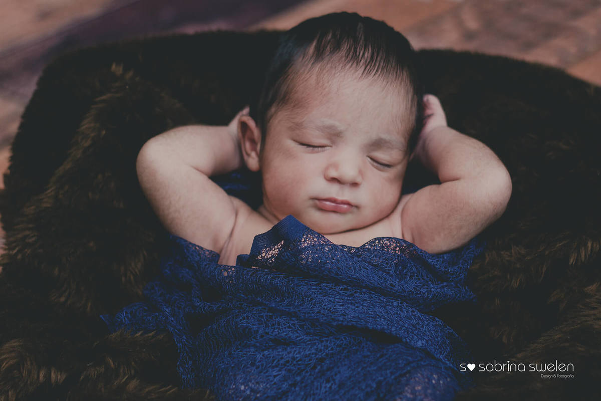Newborn, Recém Nascido, Criança, bebê, menino, boy, Ensaio Fotográfico, Book Recém Nascido, neném, Ensaio em Família, Ensaio em Casa, Home Studio, Fotos em Casa, Fundo de madeira, Amor, Gestantes, Gravidas, 15 dias de nascido,10dias do Gabriel, Anjinho