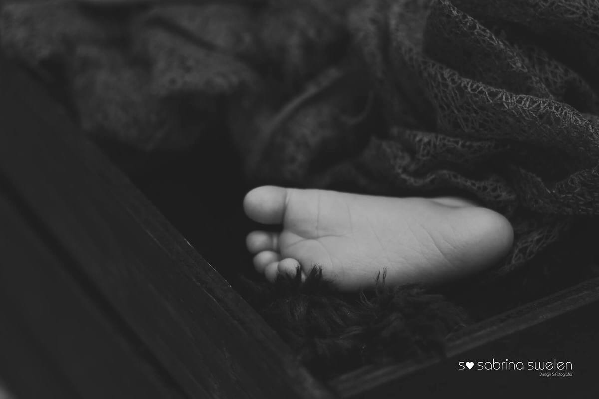 Newborn, Recém Nascido, Criança, bebê, menino, boy, Ensaio Fotográfico, Book Recém Nascido, neném, Ensaio em Família, Ensaio em Casa, Home Studio, Fotos em Casa, Fundo de madeira, Amor, Gestantes, Gravidas, 15 dias de nascido,10dias do Gabriel,  pé