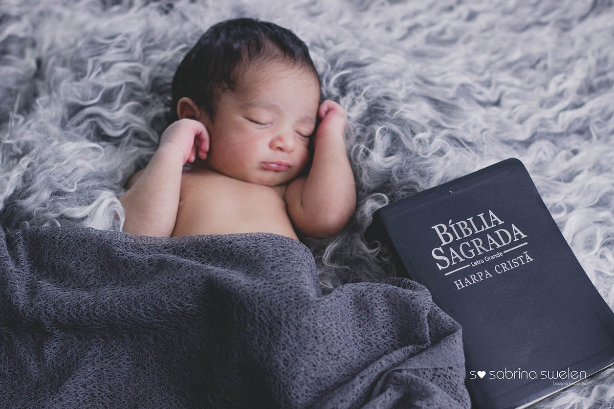 Newborn, Recém Nascido, Criança, bebê, menino, boy, Ensaio Fotográfico, Book Recém Nascido, neném, Ensaio em Família, Ensaio em Casa, Bíblia com bebê Fotos em Casa, Fundo de madeira, Amor, Gestantes, Gravidas, 15 dias de nascido,10dias do Gabriel, Anjinho