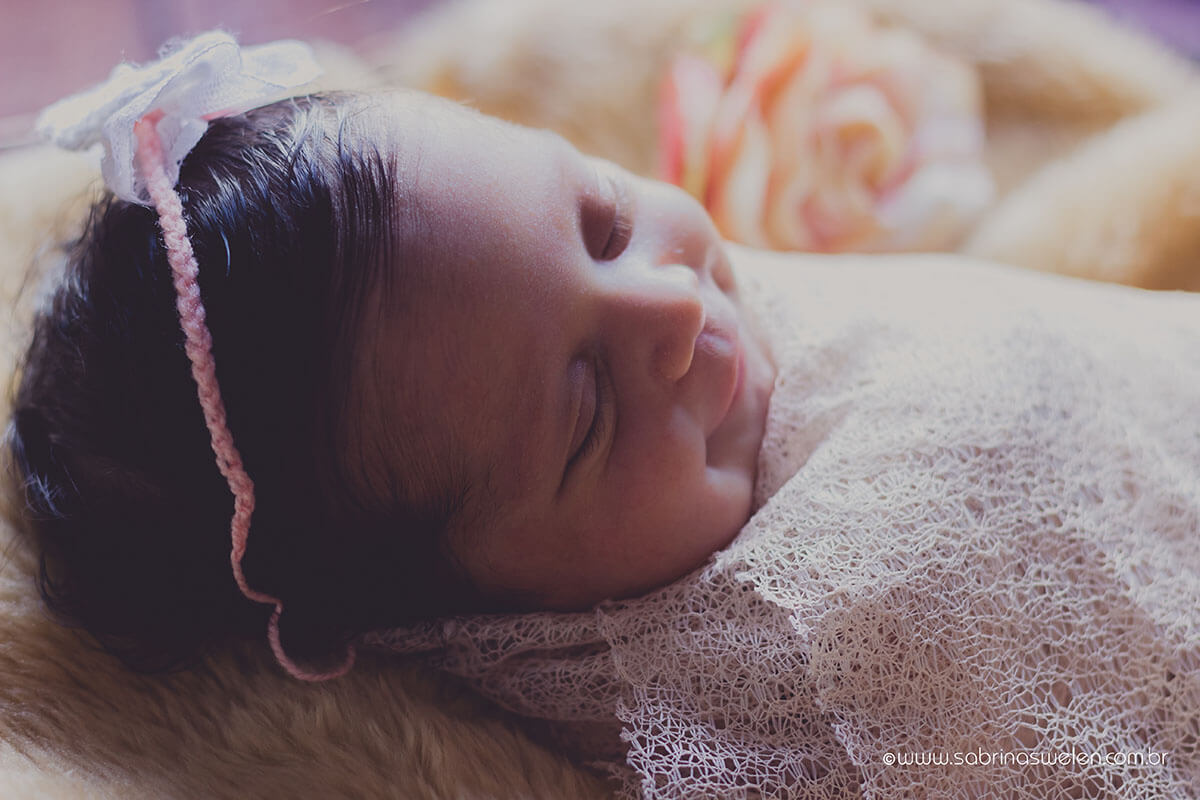 Ensaio Newborn, Ensaio de Recém Nascido,  Ensaio New Born, menina, florzinha amarela, Criança, Ensaio fotográfico, Book Recém nascido Agatha, Amor, ensaio de família, Olinda, Recife, Janga, Pau Amarelo, Paulista. Ensaio feito em casa, Home Studio