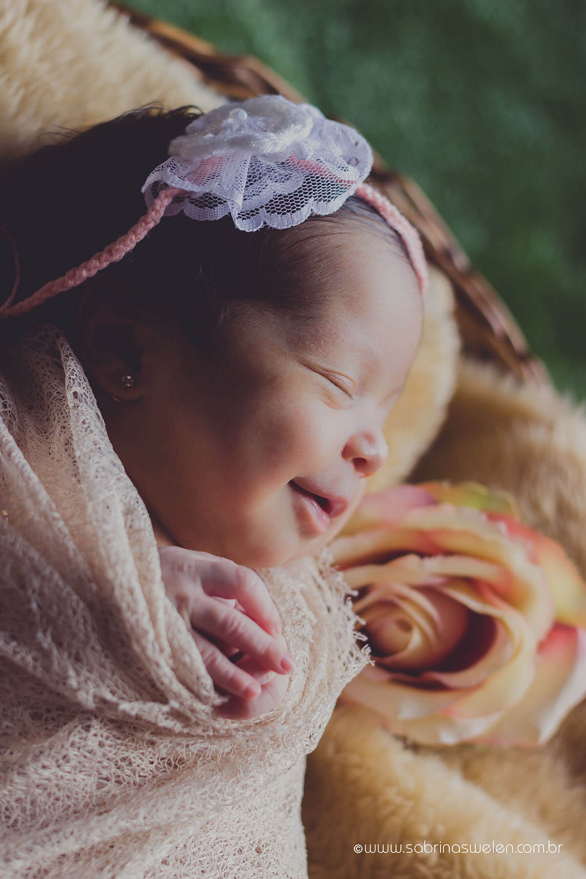Ensaio Newborn, Ensaio de Recém Nascido,  Ensaio New Born, menina, florzinha amarela, Criança, Ensaio fotográfico, Book Recém nascido Agatha, Amor, ensaio de família, Olinda, Recife, Janga, Pau Amarelo, Paulista. Ensaio feito em casa, Home Studio
