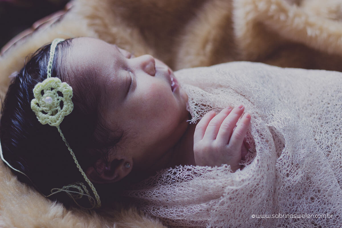 Ensaio Newborn, Ensaio de Recém Nascido,  Ensaio New Born, menina, florzinha amarela, Criança, Ensaio fotográfico, Book Recém nascido Agatha, Amor, ensaio de família, Olinda, Recife, Janga, Pau Amarelo, Paulista. Ensaio feito em casa, Home Studio