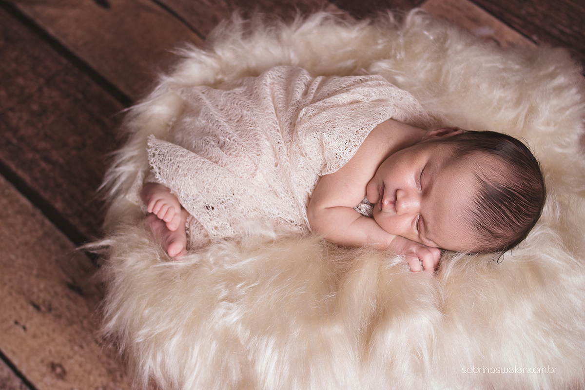 sabrina swelen, newborn, recém nascido, bebe enrolado com os pes do lado de fora, fundo de madeira, ensaio fotografico, book  de bebe, fotos de bebe, fundo de madeira , mae de menino, bebe no prop, tina escura, redonda fotos feita em casa pose de ladinho