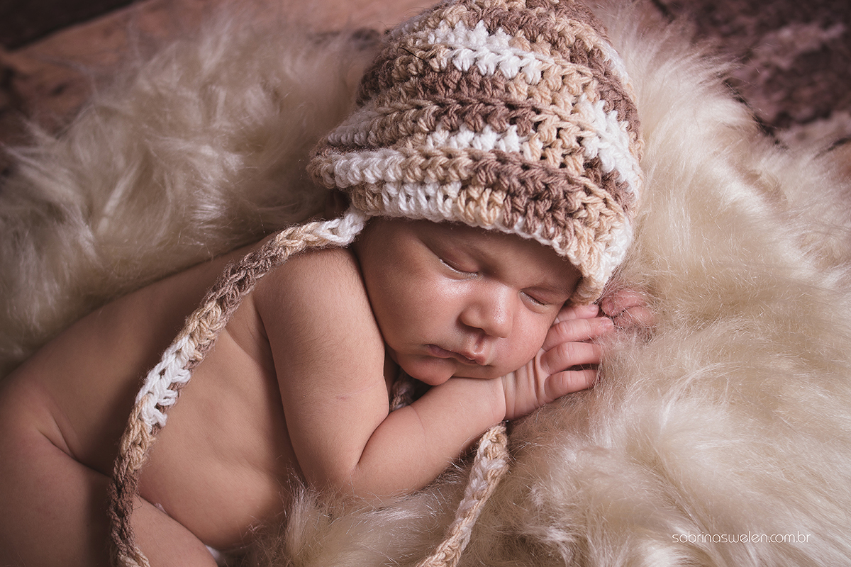 sabrina swelen, newborn, recém nascido, fundo de madeira, pode de ladinho. mão abaixo da cabeça, toca,  toquinha, pelucia clara, claro e escuro, mae de menino, fotos feitas em casa, fundo de madeira, bebe pelado, bebe sem roupa, ensaio newborn, book