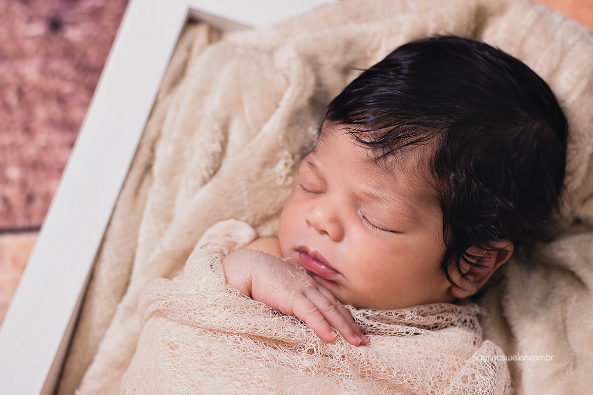 newborn, recém nascido, caixote, fundo de madeira, bebe enrolado, sabrina swelen, bebe dormindo, mao
