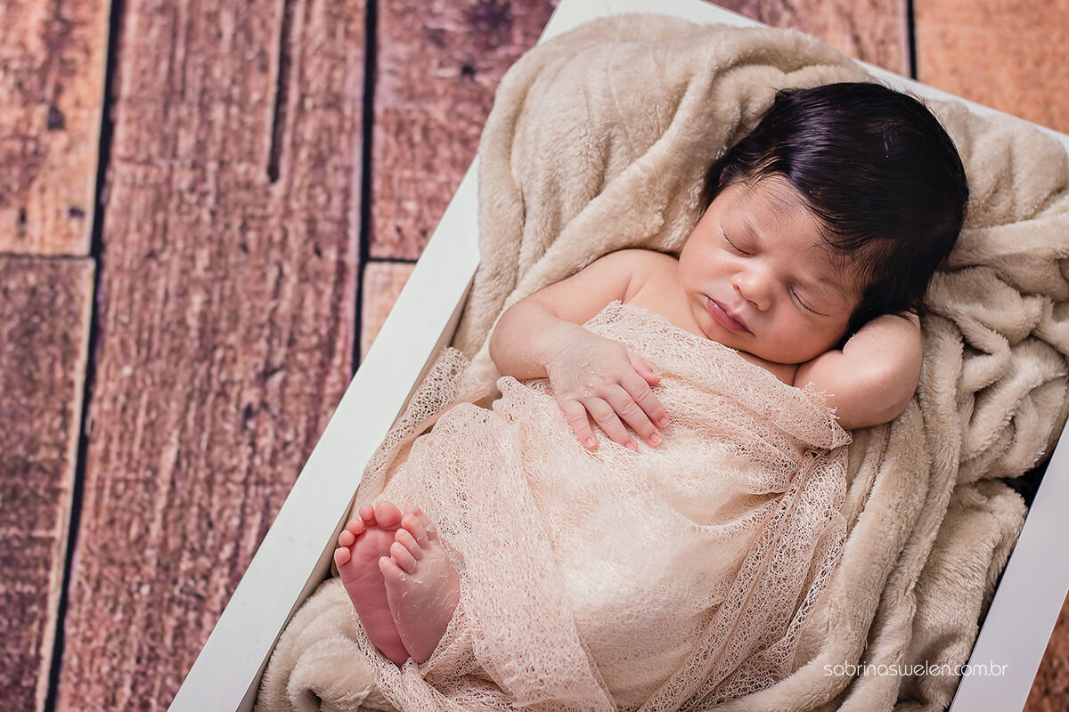 newborn, recém nascido, caixote, fundo de madeira, bebe enrolado, sabrina swelen, bebe dormindo, mao, pe, preguiçoso 