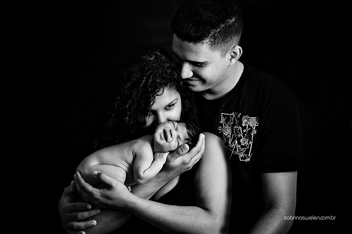 newborn, recém nascido, caixote, fundo de madeira, bebe enrolado, sabrina swelen, bebe dormindo, mao, pe, fotos com pais, familia, familia reunida, fundo preto, olinda, paulista,recife, bebe sorrindo