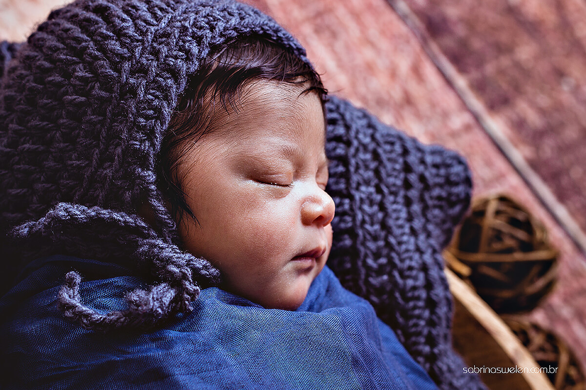 newborn, recém nascido, caixote, fundo de madeira, bebe enrolado, sabrina swelen, bebe dormindo, mao, pe, fotos com pais, familia, familia reunida, fundo preto, olinda, paulista,recife, bebe sorrindo, gamela, azul rústico, toquinha de croche azul, detalhe