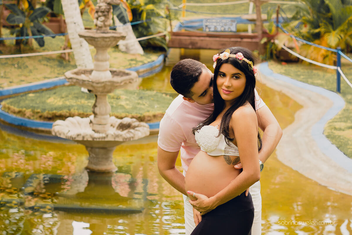 gravida, praia,  mãos dadas, casal, feliz, manha, sol, domingo, final de semana, gestante, gravida, Maria farinha, areia, conexão de casal,  violão ,casal abraçados, correndo,ursinho  na beira mar, deque, vestido, ponte de madeira, arvores, verde, lagoa