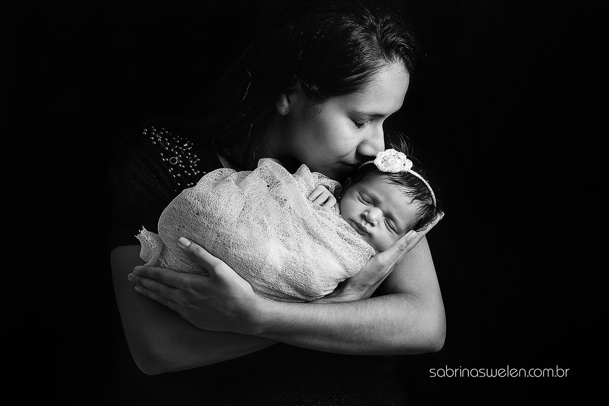 Ensaio Newborn, recém nascida, caixote, flores tiara, ursinho, fundo rosa, bebê, recém nascida, bebe dormindo, enrolado, natal , pinheiro flores, toquinha, ursinho, sorriso , pose saco de batata, fotos com os pais , mão no queixo 