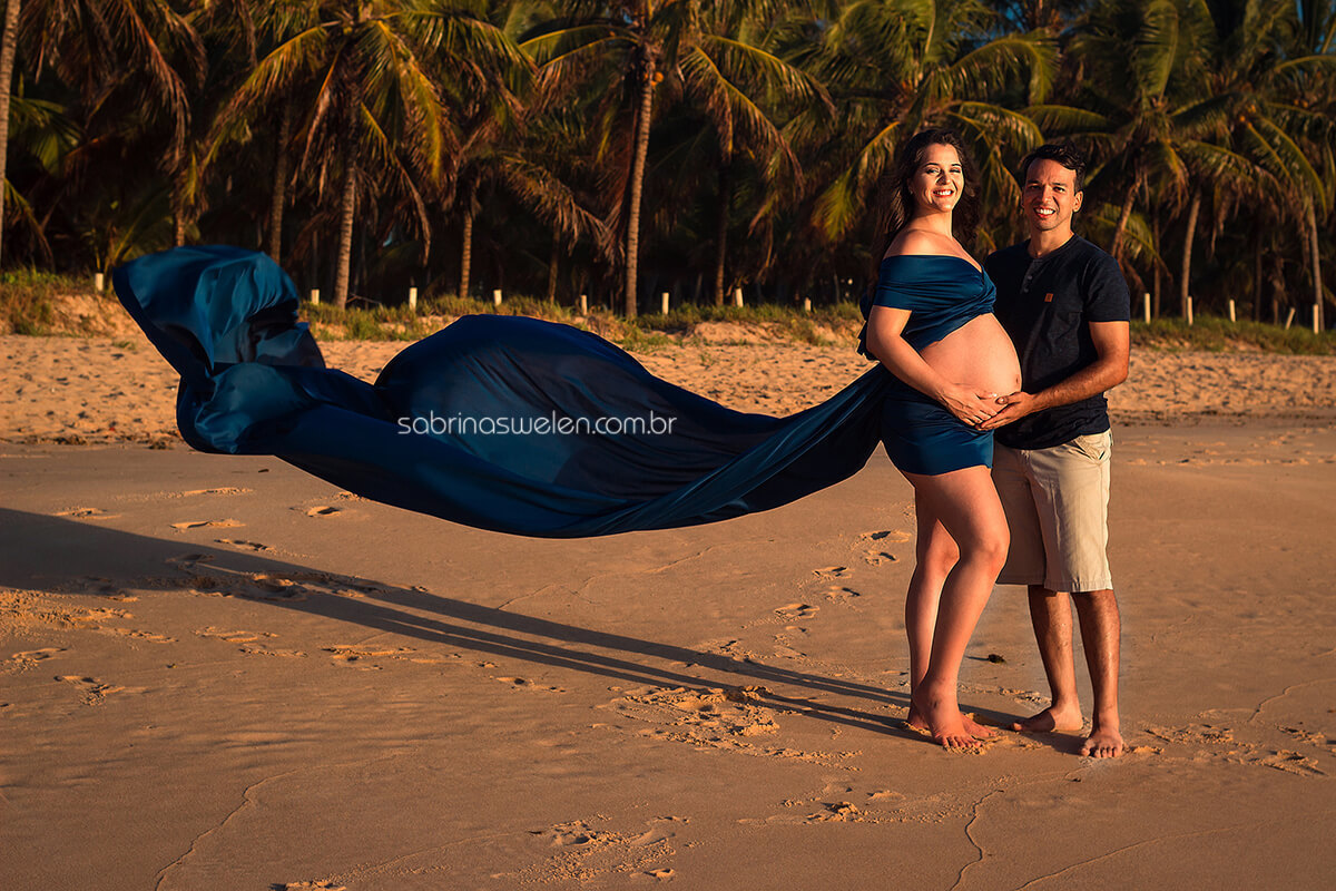 gravida, gestante, buchudinha, praia, nascer do sol, vestido, pai e mã, reserva do Paiva, silhuetas, coqueiros, praia deserta, sol, mae de menino, azul tecido voando, gravida com tecido voando, ensaio fotografico, book gestante, fotos de gravida, mar 