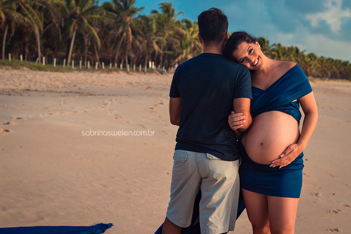 gravida, gestante, buchudinha, praia, nascer do sol, vestido, pai e mã, reserva do Paiva, silhuetas, coqueiros, praia deserta, sol, mae de menino, azul tecido voando, gravida com tecido voando, ensaio fotografico, book gestante, fotos de gravida, mar 