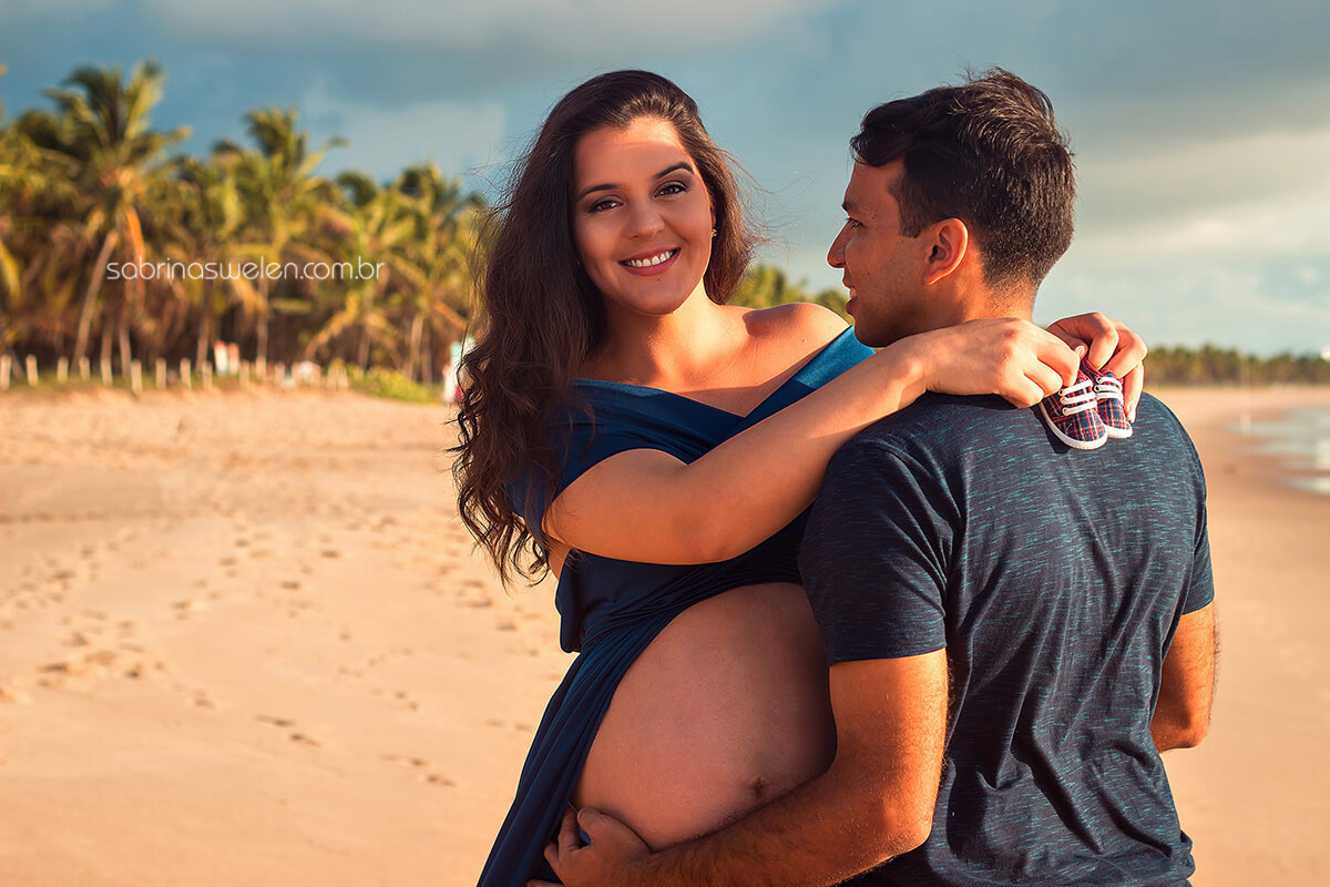 gravida, gestante, buchudinha, praia, nascer do sol, vestido, pai e mã, reserva do Paiva, silhuetas, coqueiros, praia deserta, sol, mae de menino, azul tecido voando, gravida com tecido voando, ensaio fotografico, book gestante, fotos de gravida, mar 