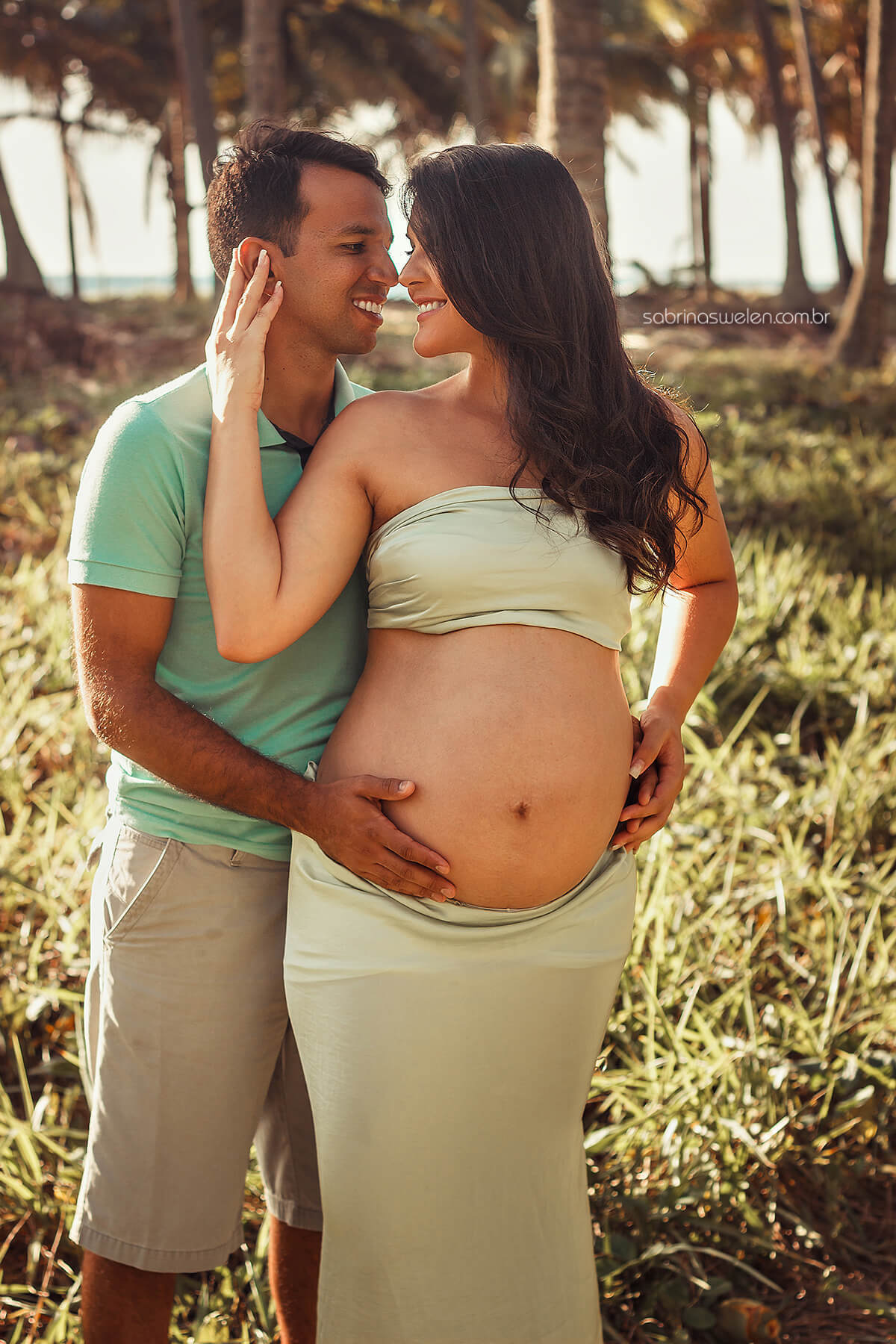 gravida, gestante, buchudinha, praia, nascer do sol, vestido, pai e mã, reserva do Paiva, silhuetas, coqueiros, praia deserta, sol, mae de menino, azul tecido voando, gravida com tecido voando, ensaio fotografico, book gestante, fotos de gravida, mar 