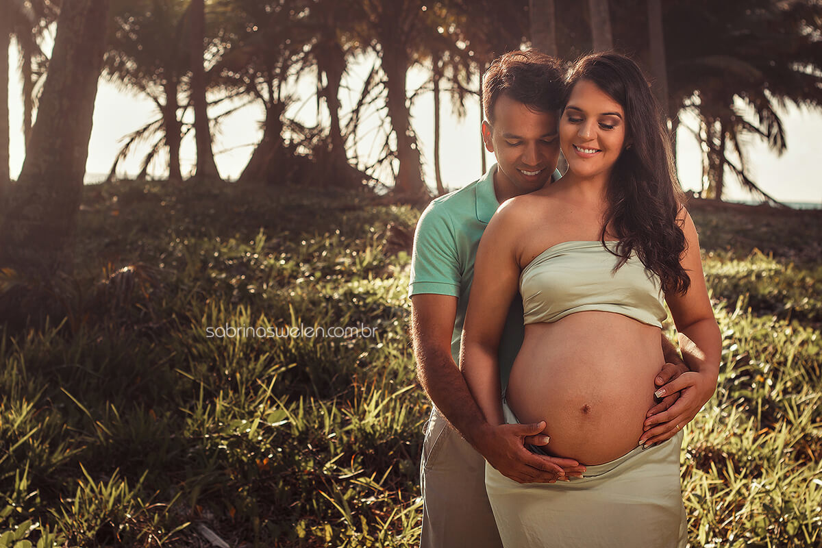 gravida, gestante, buchudinha, praia, nascer do sol, vestido, pai e mã, reserva do Paiva, silhuetas, coqueiros, praia deserta, sol, mae de menino, azul tecido voando, gravida com tecido voando, ensaio fotografico, book gestante, fotos de gravida, mar 