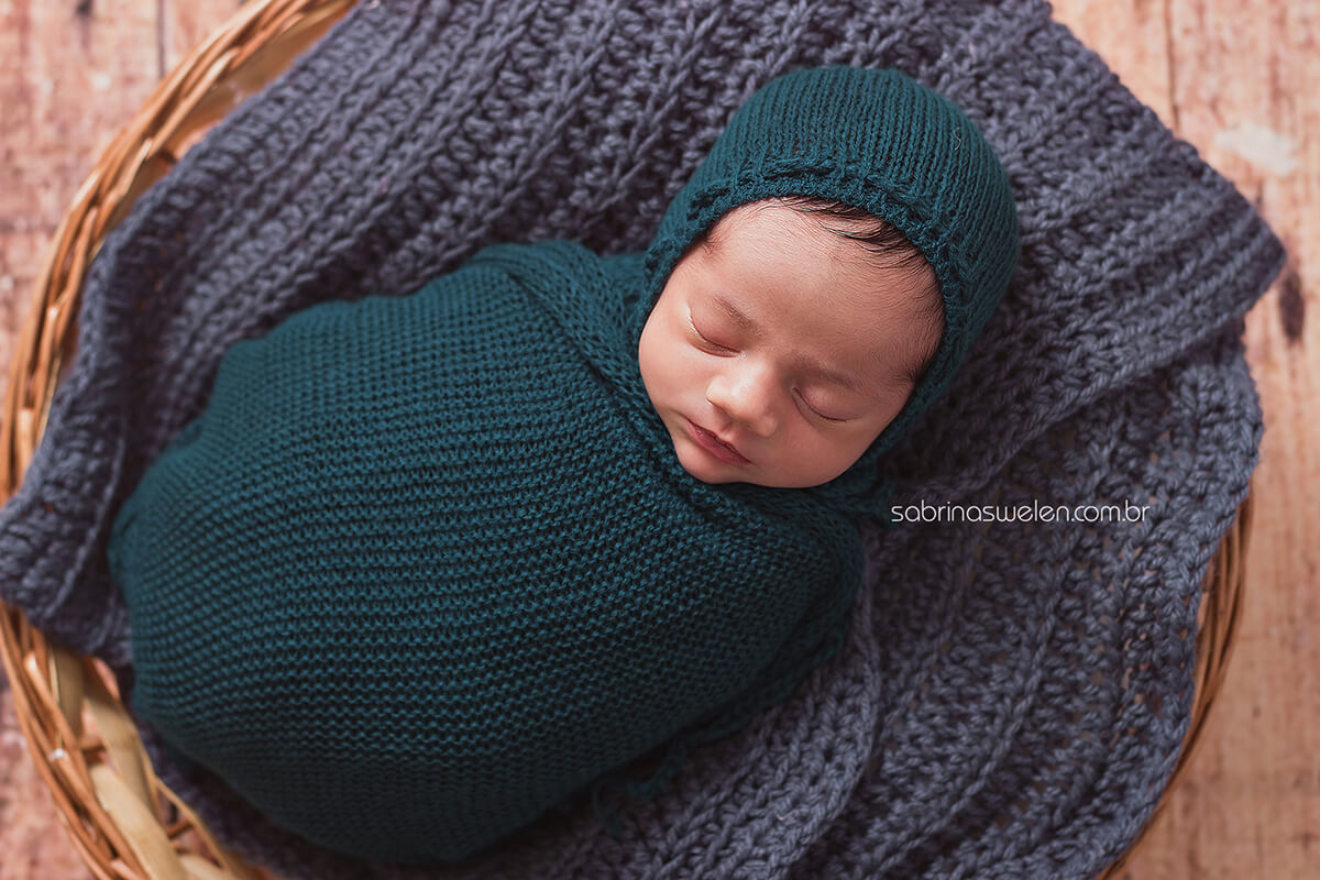 ensaio newborn, book newborn, recém nascido. fotos de bebe, cestinha bebe RN, fundo de madeira, bebe enroladinho, Warps, toquinha, soninho de bebe, deladinho, ensaio fotografico, homestudio, sabrina swelen, casulinho fotos com os pais, familia caixote