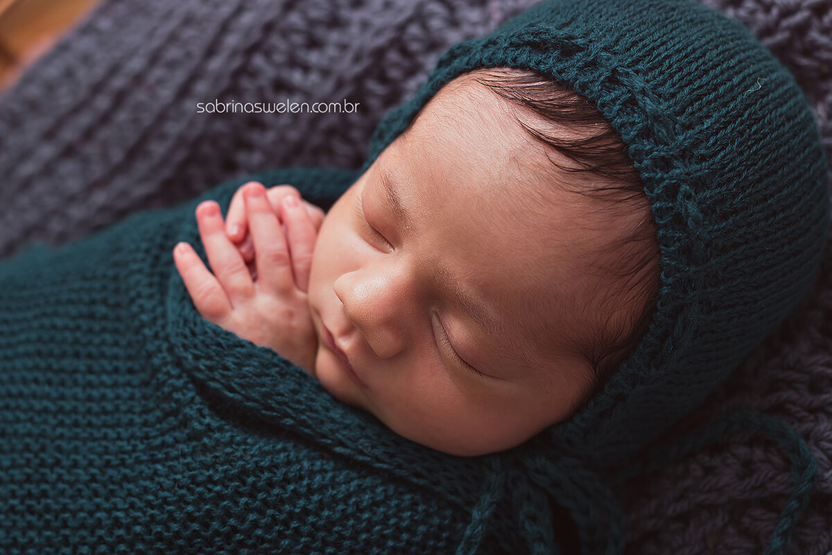ensaio newborn, book newborn, recém nascido. fotos de bebe, cestinha bebe RN, fundo de madeira, bebe enroladinho, Warps, toquinha, soninho de bebe, deladinho, ensaio fotografico, homestudio, sabrina swelen, casulinho fotos com os pais, familia caixote