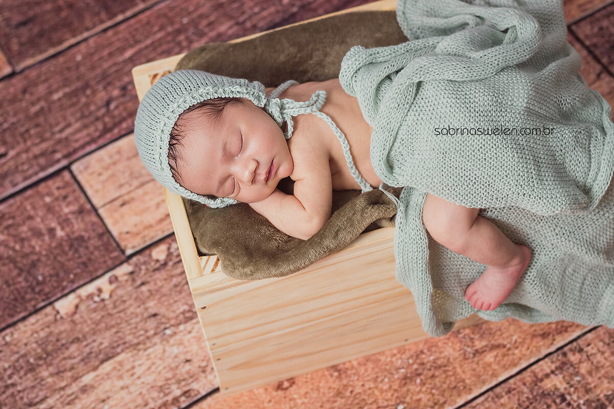 ensaio newborn, book newborn, recém nascido. fotos de bebe, cestinha bebe RN, fundo de madeira, bebe enroladinho, Warps, toquinha, soninho de bebe, deladinho, ensaio fotografico, homestudio, sabrina swelen, casulinho fotos com os pais, familia caixote