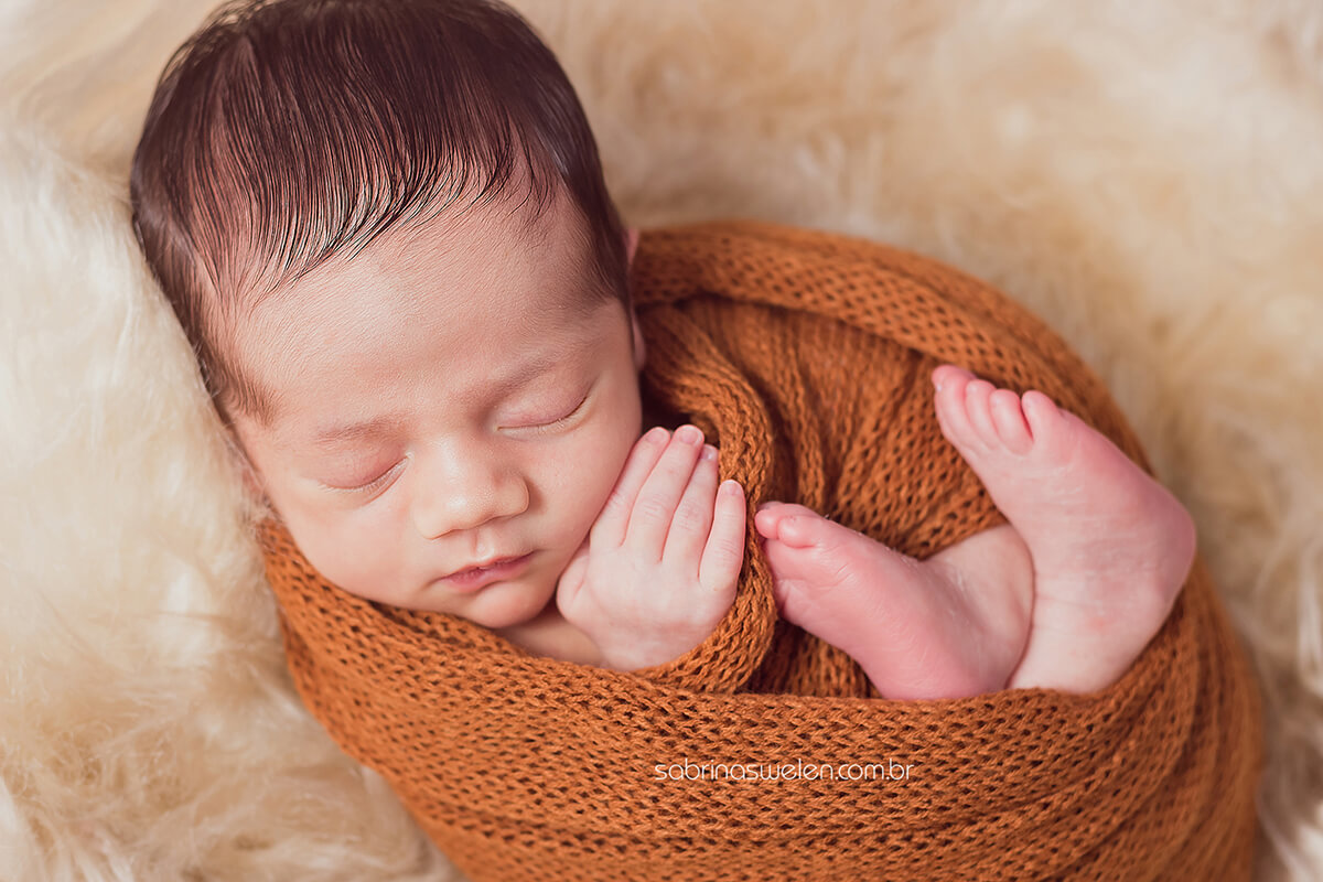 ensaio newborn, book newborn, recém nascido. fotos de bebe, cestinha bebe RN, fundo de madeira, bebe enroladinho, Warps, toquinha, soninho de bebe, deladinho, ensaio fotografico, homestudio, sabrina swelen, casulinho fotos com os pais, familia caixote