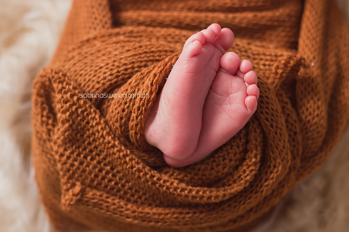 ensaio newborn, book newborn, recém nascido. fotos de bebe, cestinha bebe RN, fundo de madeira, bebe enroladinho, Warps, toquinha, soninho de bebe, deladinho, ensaio fotografico, homestudio, sabrina swelen, casulinho fotos com os pais, familia caixote