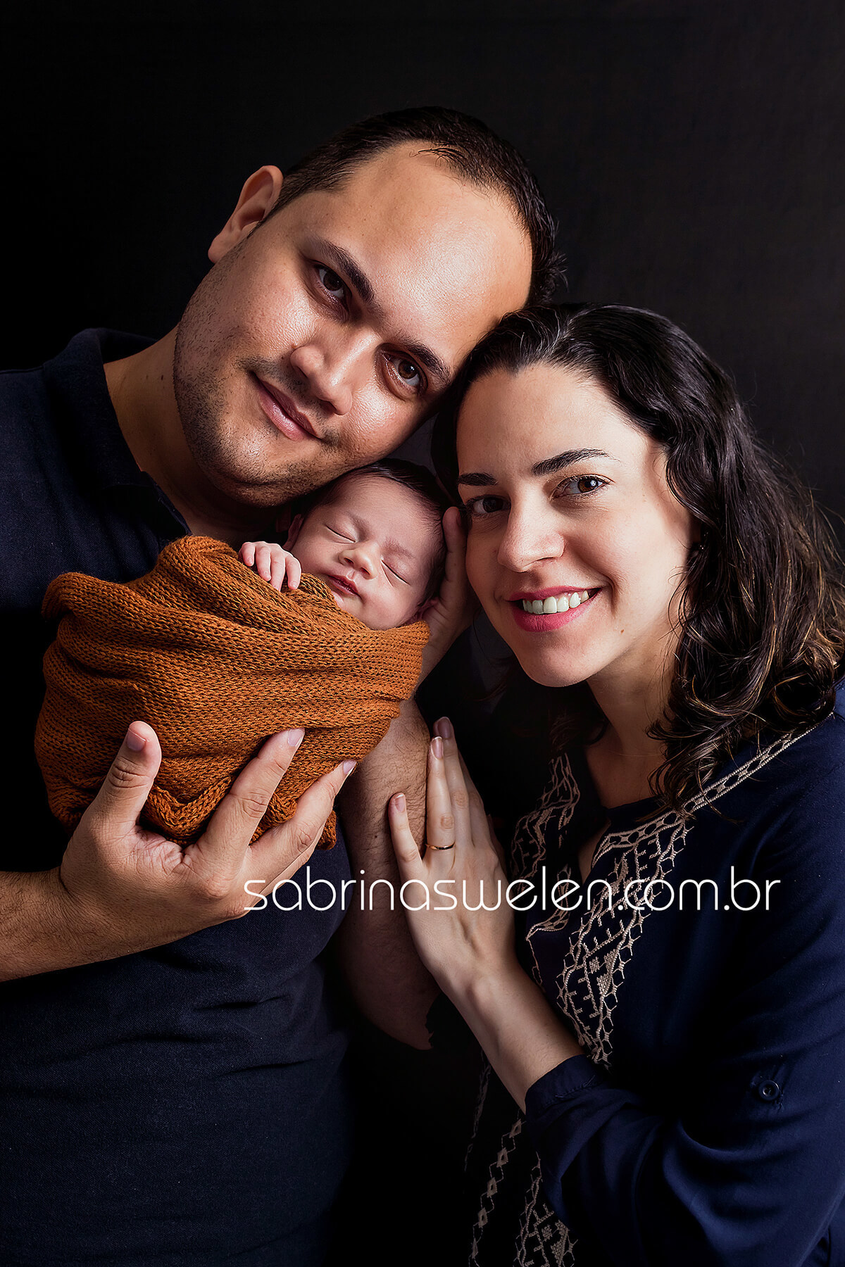 ensaio newborn, book newborn, recém nascido. fotos de bebe, cestinha bebe RN, fundo de madeira, bebe enroladinho, Warps, toquinha, soninho de bebe, deladinho, ensaio fotografico, homestudio, sabrina swelen, casulinho fotos com os pais, familia caixote