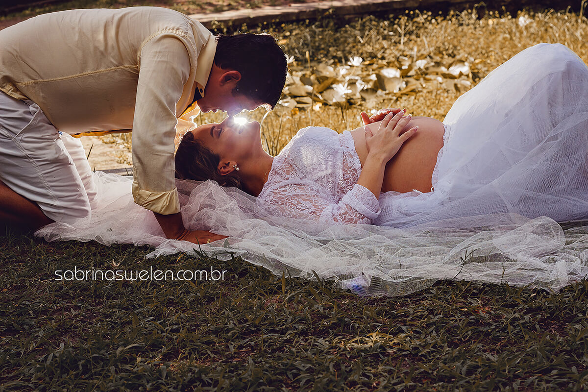 gravida, gestante, buchudinha, ensaio fotografico, fotos de ggravida, campo, mae de menina, familia feliz, manha ponte, olinda, fotos, book fofotgrafico, tecido voando, praça, campo, fazenda, esperando bebemae demenina, sabrina swelen, vermelho, Olinda