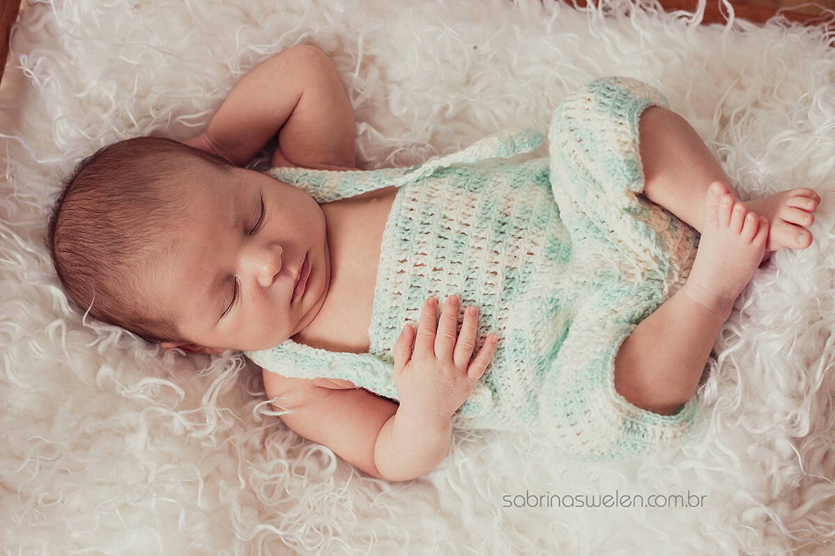 Newborn, Recém  Nascido, bebe, fotos de bebe,caminha, bebe dormindo, sapatinho, caminha, fundo de madeira, recife, olinda, /Paulista/PE menino, bebe com toquinha, barriguinha para baixo, pose do preguiçoso, calma de ,madeira rustico 
