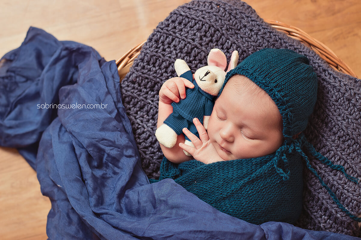 Newborn, Recém  Nascido, bebe, fotos de bebe,caminha, bebe dormindo, sapatinho, caminha, fundo de madeira, recife, olinda, /Paulista/PE menino, bebe com toquinha, barriguinha para baixo, pose do preguiçoso, calma de ,madeira aliança , pezinho 
