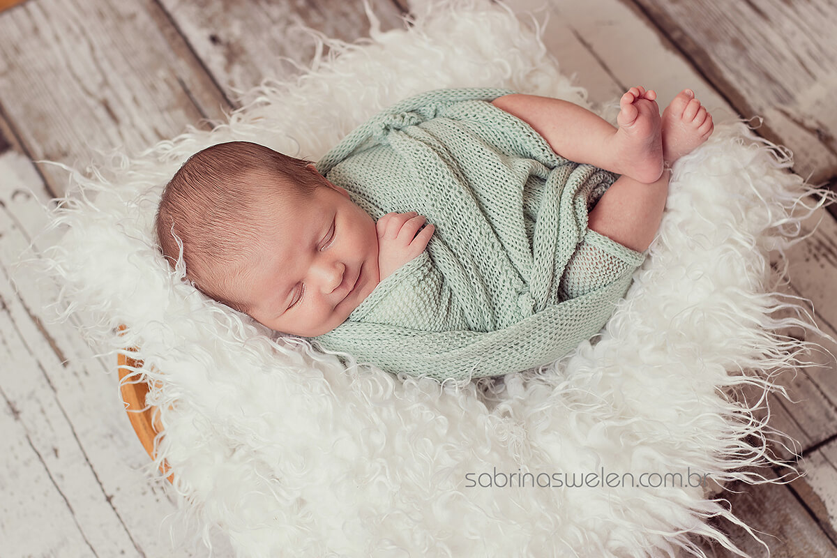 Newborn, Recém  Nascido, bebe, fotos de bebe,caminha, bebe dormindo, sapatinho, caminha, fundo de madeira, recife, olinda, /Paulista/PE menino, bebe com toquinha, barriguinha para baixo, pose do preguiçoso, calma de ,madeira aliança , pezinho 

