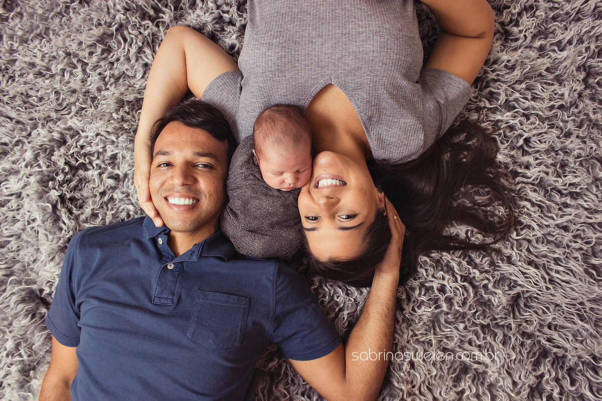 Newborn, Recém  Nascido, bebe, fotos de bebe,caminha, bebe dormindo, sapatinho, caminha, fundo de madeira, recife, olinda, /Paulista/PE menino, bebe com toquinha, barriguinha para baixo, pose do preguiçoso, calma de ,madeira aliança , 
fotos com pais