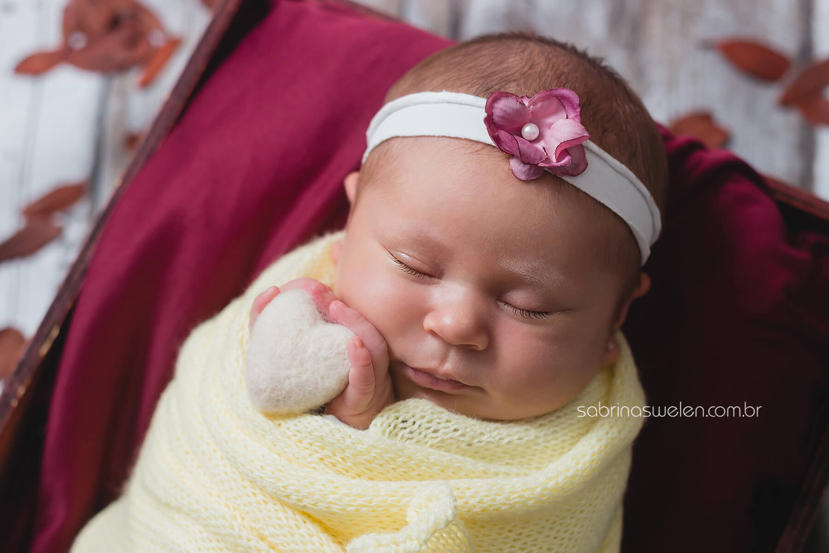 newborn recém nascido coração caixote casulo bebe enrolado  menina tiara amarelo vermelho flores prop fotos com os pais coração 