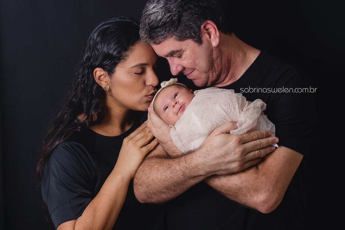 newborn recém nascido coração caixote casulo bebe enrolado  menina tiara amarelo vermelho flores prop fotos com os pais coração  marrom bege 