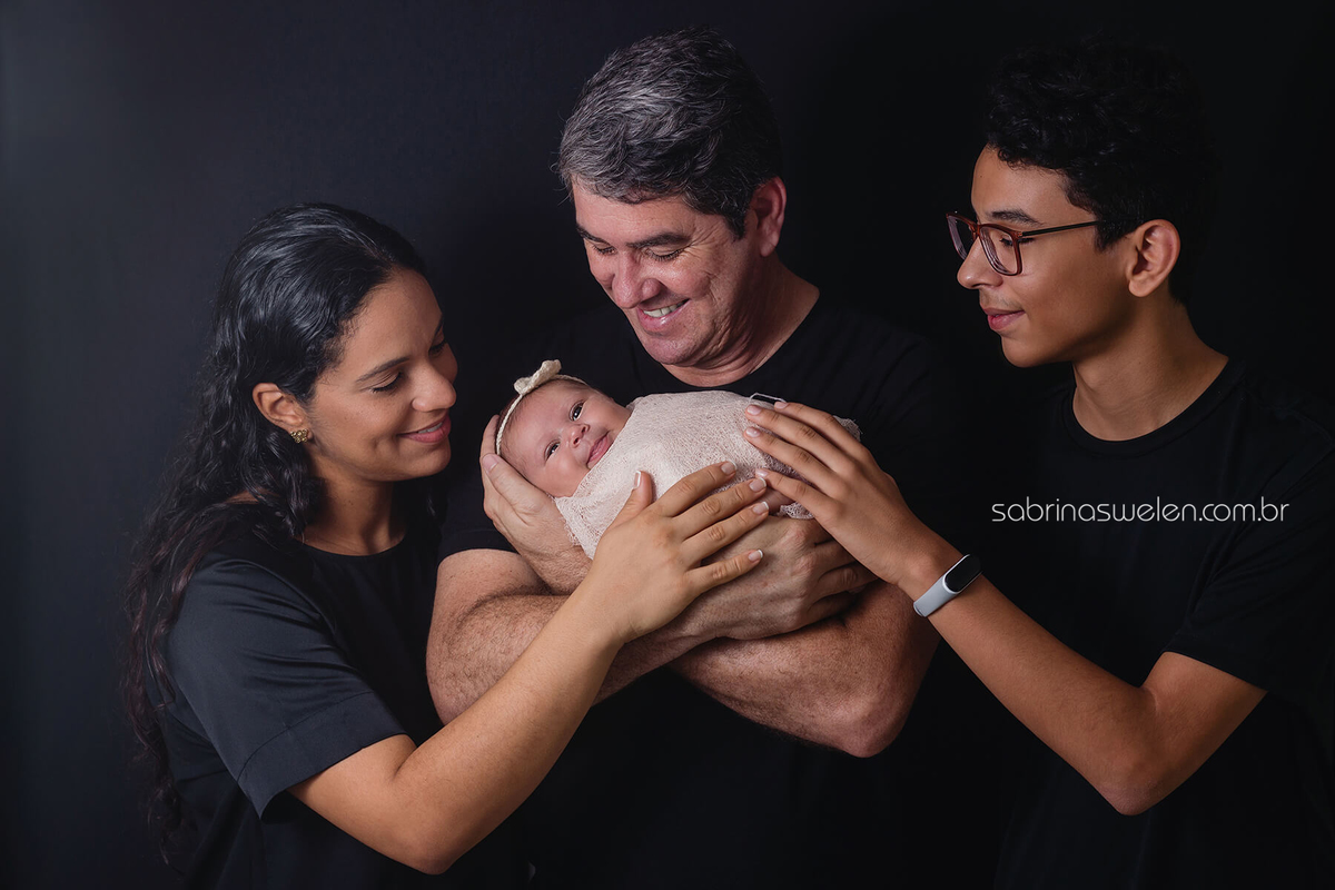 newborn recém nascido coração caixote casulo bebe enrolado  menina tiara amarelo vermelho flores prop fotos com os pais coração  marrom bege 