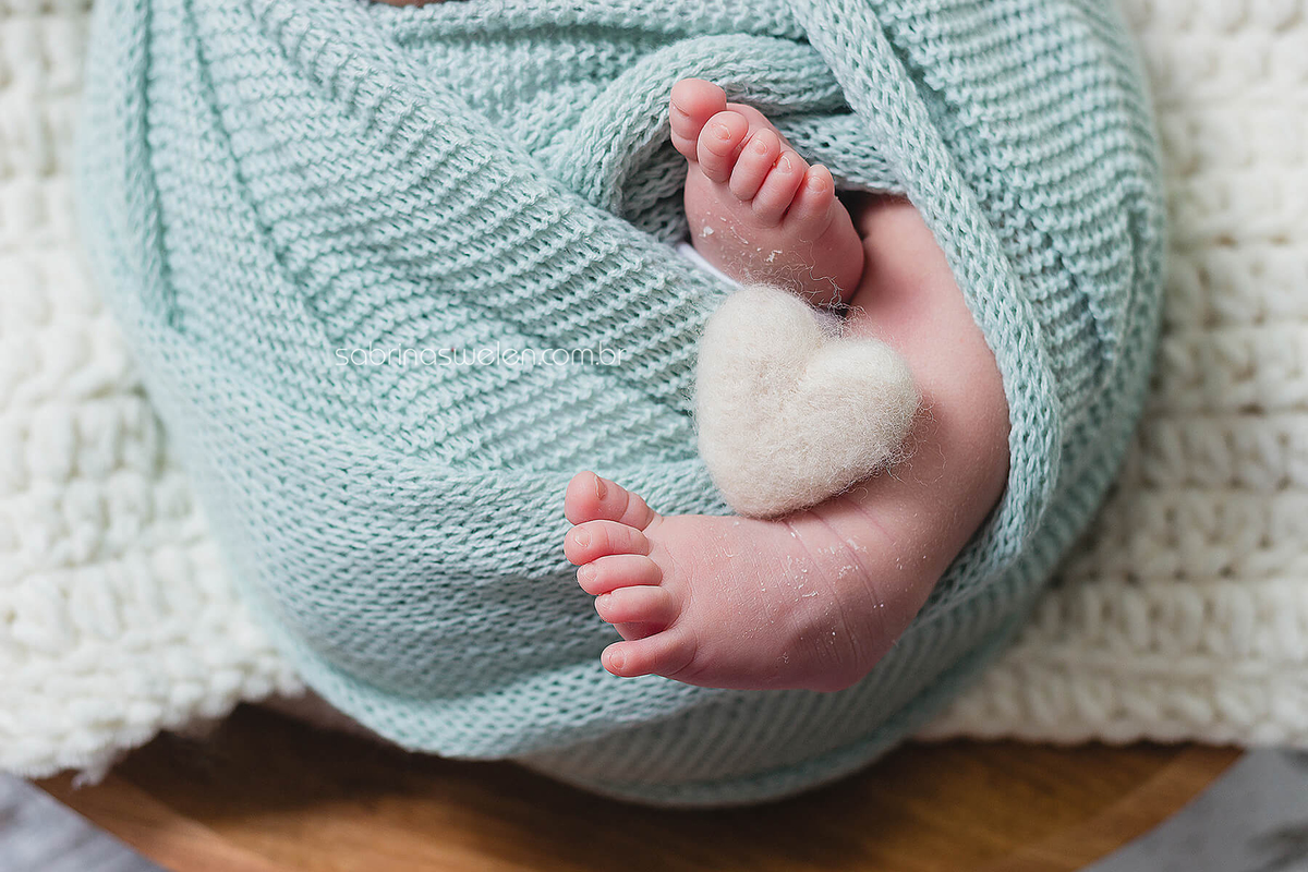 newborn recém nascido coração caixote casulo bebe enrolado  menina tiara amarelo vermelho flores prop fotos com os pais coração  marrom bege  gamela fotos com irmão detalhes