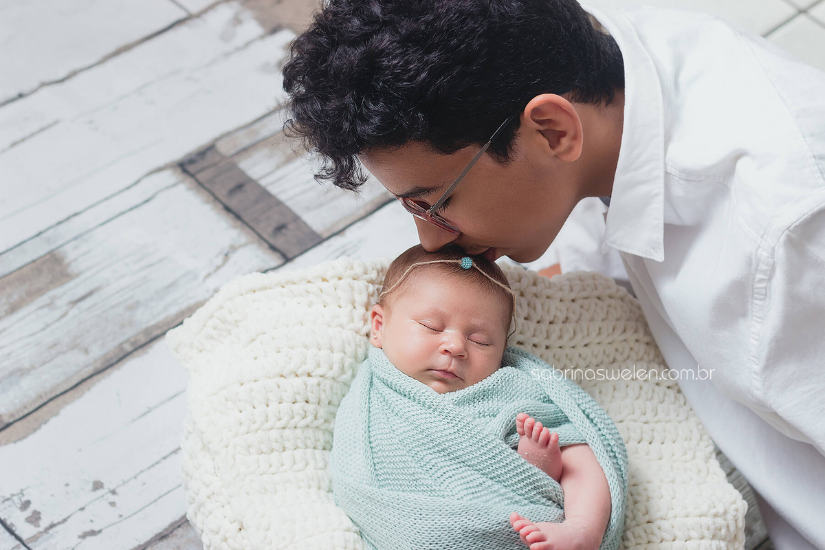 newborn recém nascido coração caixote casulo bebe enrolado  menina tiara amarelo vermelho flores prop fotos com os pais coração  marrom bege  gamela fotos com irmão detalhes