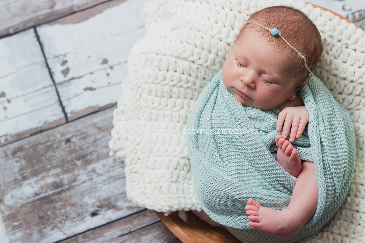 newborn recém nascido coração caixote casulo bebe enrolado  menina tiara amarelo vermelho flores prop fotos com os pais coração  marrom bege  gamela fotos com irmão detalhes