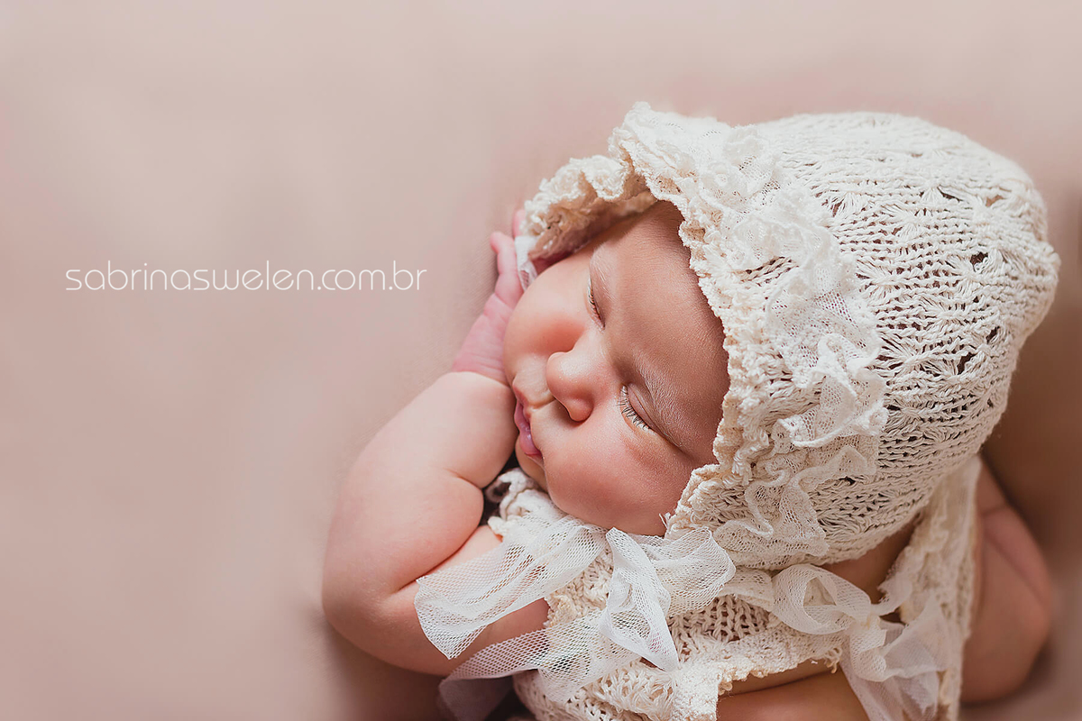 newborn recém nascido coração caixote casulo bebe enrolado  menina tiara amarelo vermelho flores prop fotos com os pais coração  marrom bege  gamela fotos com irmão detalhes puff bory 