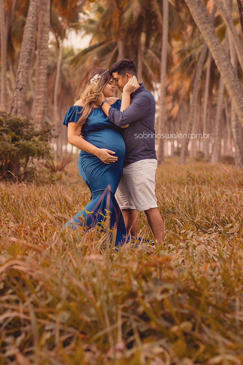 gestante gravida ensaio fotográfico paiva praia, ensaio ao ar livre fotos  de gestante  beijo na barriga
reserva do paiva book mãe de menino mãe casal campo por do sol coqueiros  