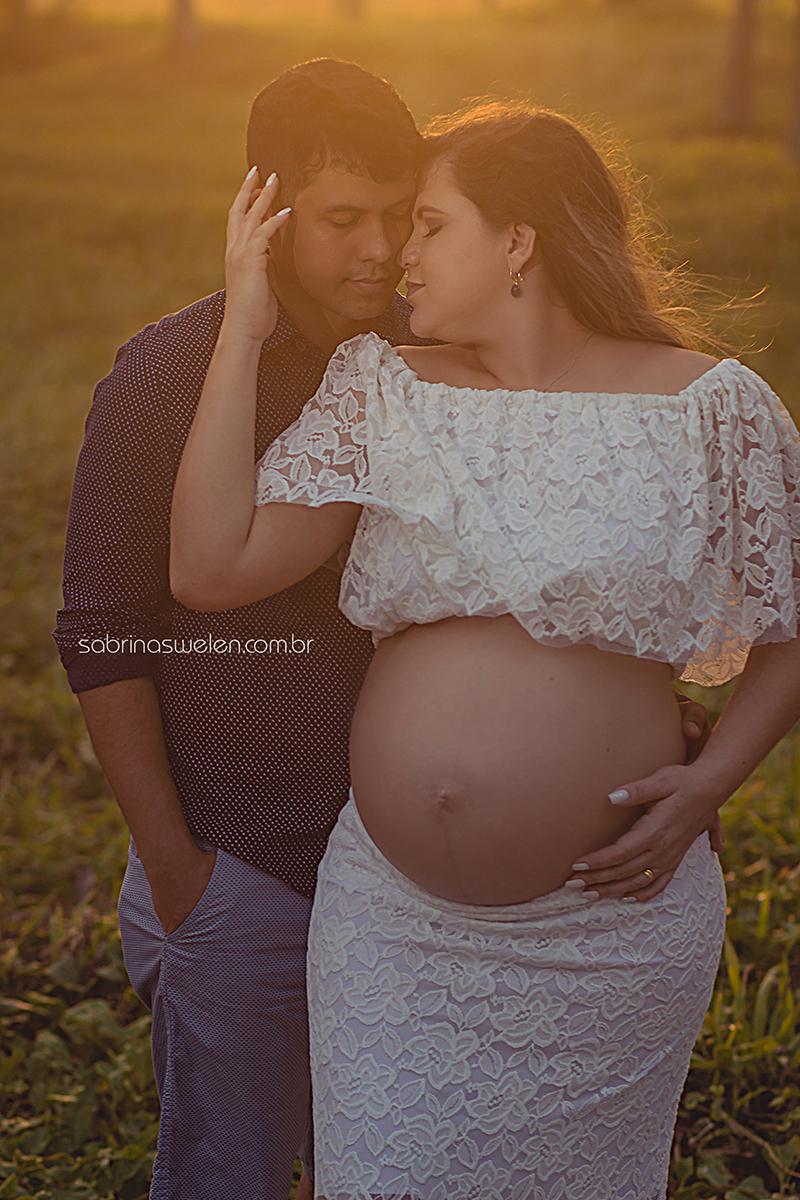 gestante gravida ensaio fotográfico paiva praia, ensaio ao ar livre fotos  de gestante  beijo na barriga
reserva do paiva book mãe de menino mãe casal campo por do sol coqueiros   vestido de renda