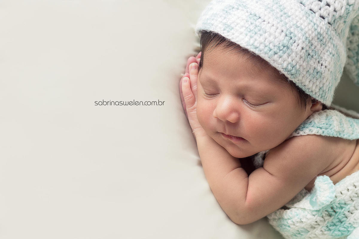 newborn recém nascido puff  pose de bundinha bebe dormindo ensaio fotografico book fotos de estúdio  Studio fotos  feitas em casa 
