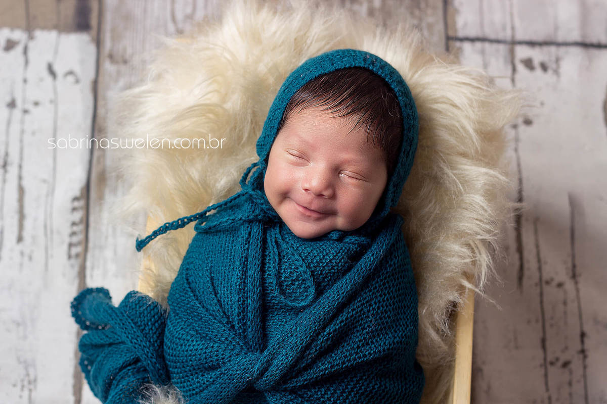 newborn recém nascido puff  pose de bundinha bebe dormindo ensaio fotografico book fotos de estúdio  Studio fotos  feitas em casa  enrladinho caixote coração basquete bola 